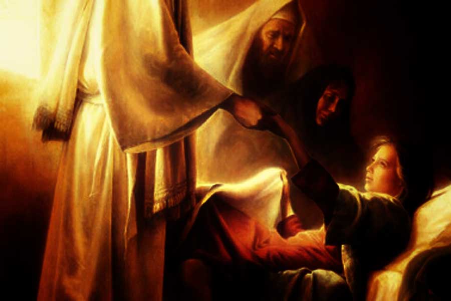 Jesús sana a una mujer con flujo de sangre y resucita a una niña