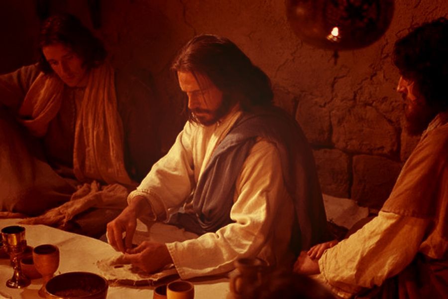 Jesús y los discípulos celebran la última cena