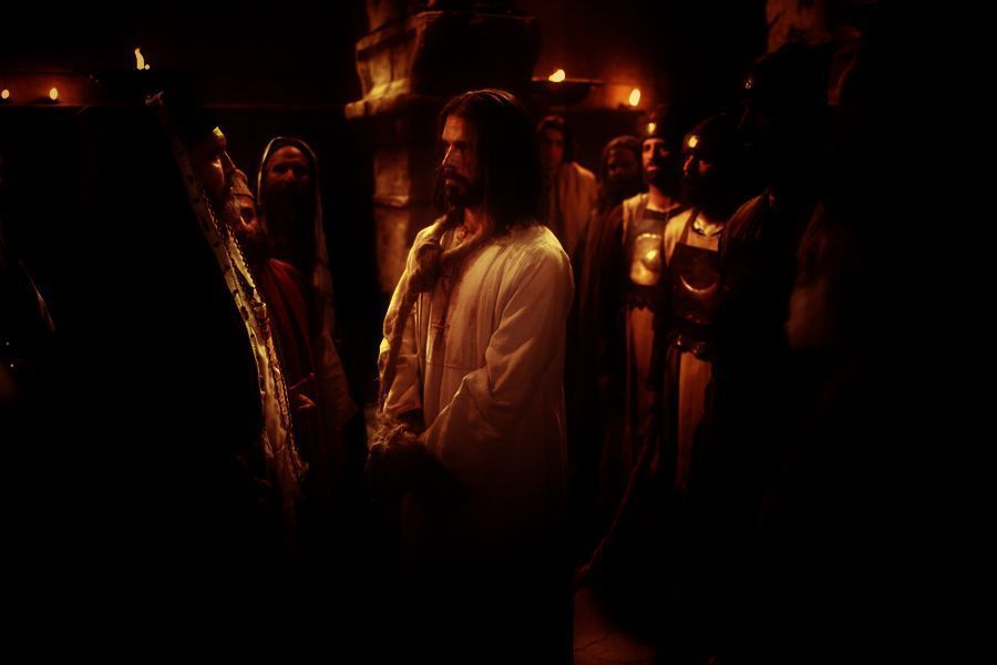 Caifás interroga a Jesús